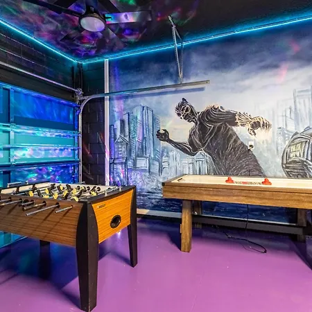 Upstay-Mansion W Spa-Pool-Cinema-Games - Sleeps 36